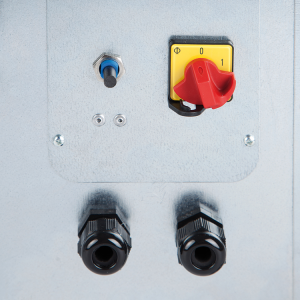 detail bezpečnostního vypínače a potenciometru umožňujícího regulaci otáček
