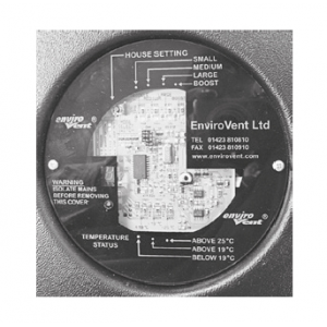 detail mikroprocesorového regulátora s počítadlom prevádzkových hodín, meraním teploty, reguláciou otáčok a režimu