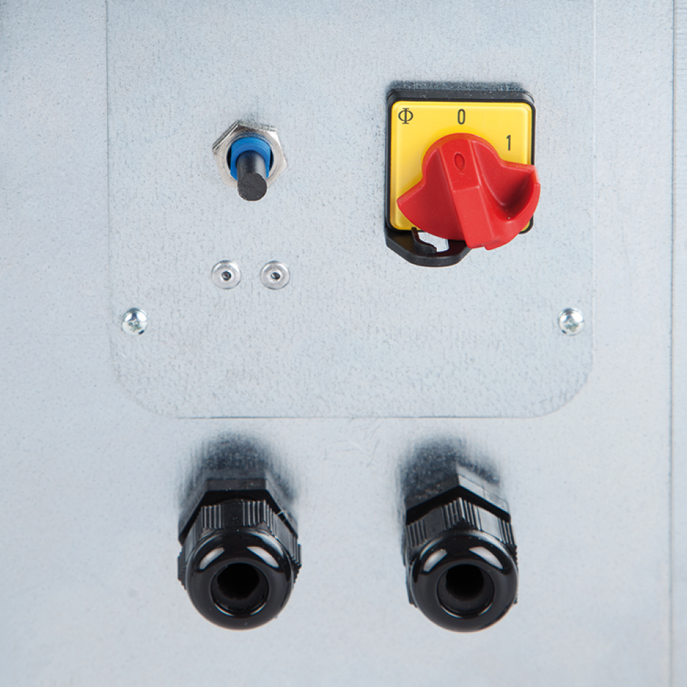 detail bezpečnostního vypínače a potenciometru umožňujícího regulaci otáček